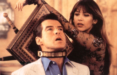 Elektra i Bond na starodawnym przyrzdzie do tortur